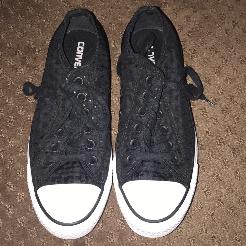 Black polka dot converse